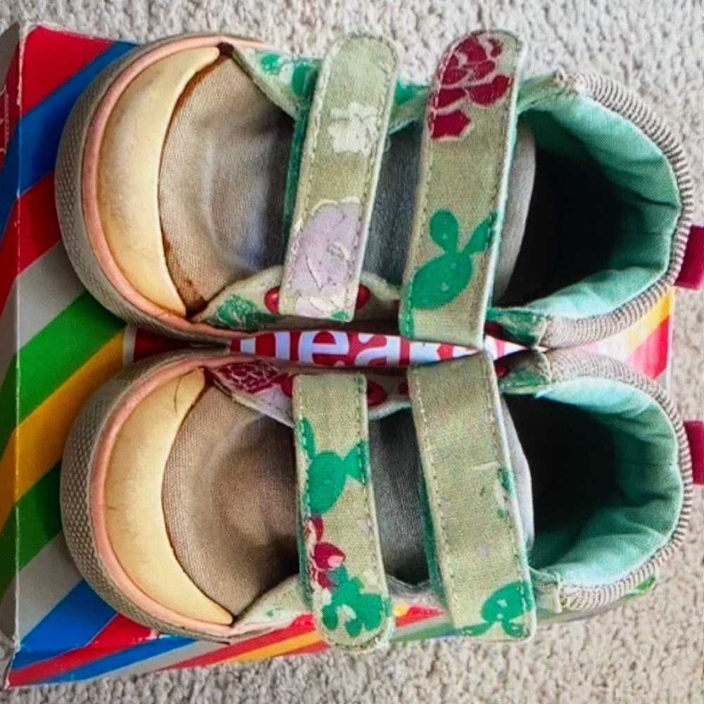 Floral pattern design shoes